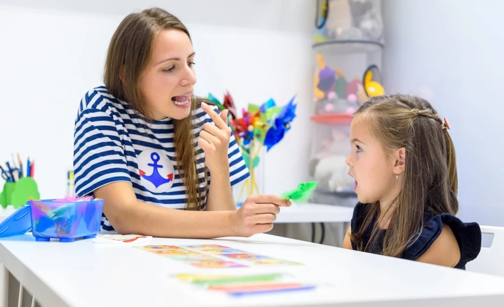 Oro-motorika: hry pre jazyk, pery a dych (logopedické tipy)