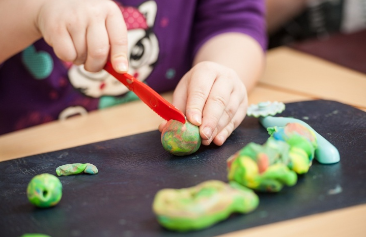 Hry s plastelínou: od štipcov po valčeky (návody)