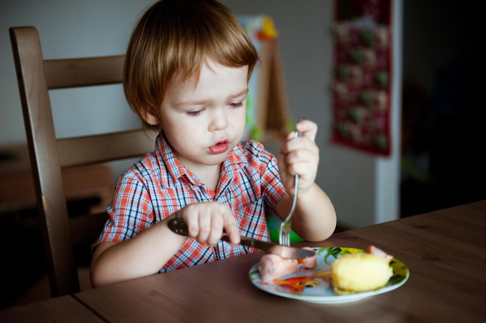 Motorika pri stolovaní: príbor, nalievanie, prestieranie